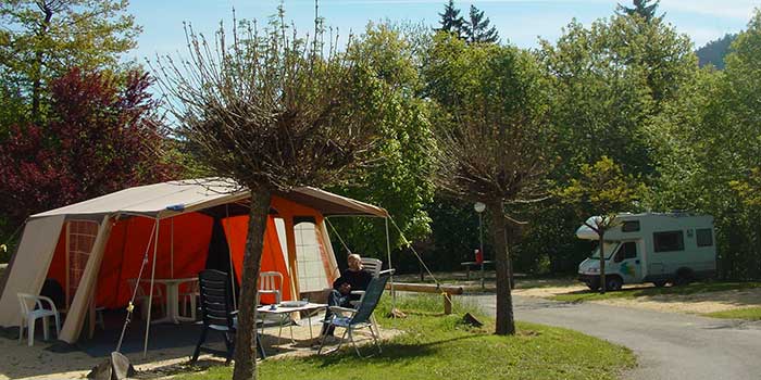 Emplacement tente au soleil du Camping les Portes de Trièves