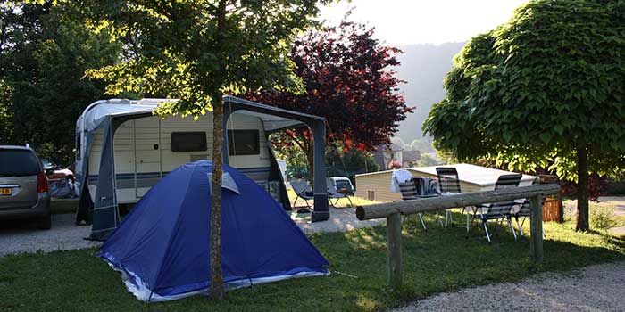 Emplacement tente à l'ombre du Camping les Portes de Trièves