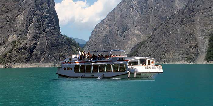 Bateau La Mira sur le lac de Monteynard-Avignonet près du Camping les Portes de Trièves