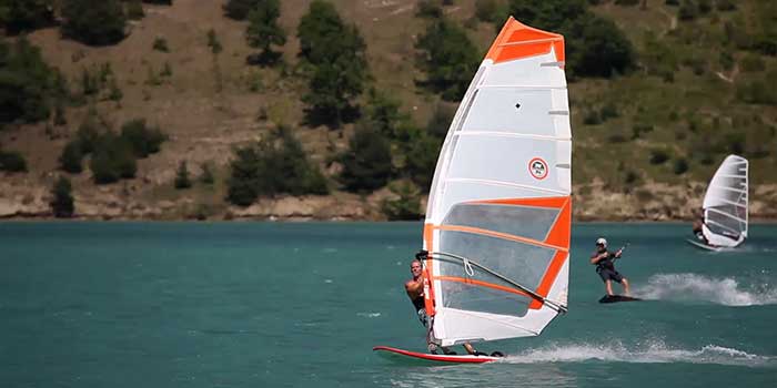 Speed Crossing sur le lac de Monteynard-Avignonet près du Camping les Portes de Trièves